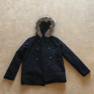 Black puffy jacket faux fur.